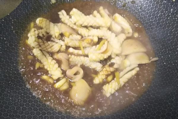 鱿鱼筒爆炒青椒红的做法图解9