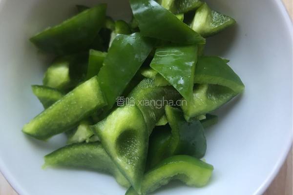 青椒牛蛙的做法图解2
