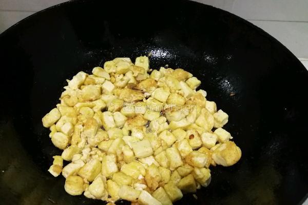 豆腐炒韭菜的做法图解3