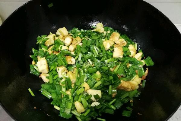 豆腐炒韭菜的做法图解4