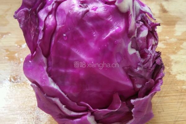 紫甘蓝炒蛋的做法图解1
