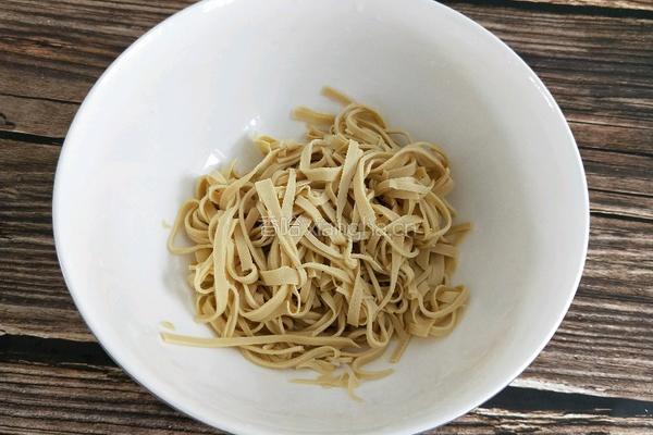 凉拌菠菜干豆皮的做法图解6