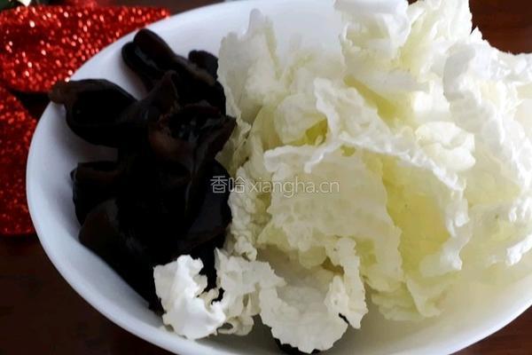 做出饭店一样味道的白菜炒木耳的做法图解1