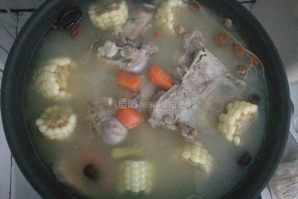 玉米胡箩卜炖筒子骨（电磁炉）
