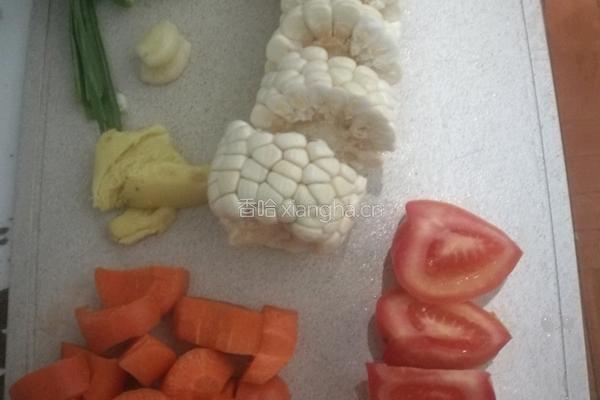玉米胡箩卜炖筒子骨（电磁炉）的做法图解2