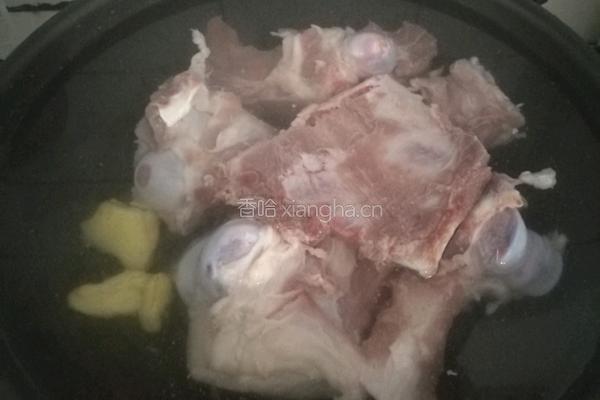 玉米胡箩卜炖筒子骨（电磁炉）的做法图解3