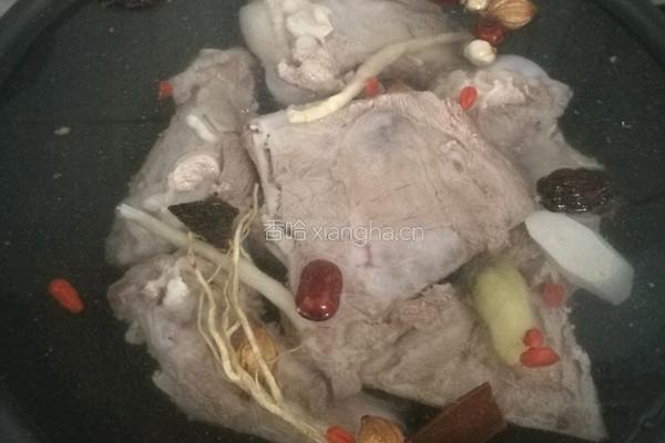 玉米胡箩卜炖筒子骨（电磁炉）的做法图解5