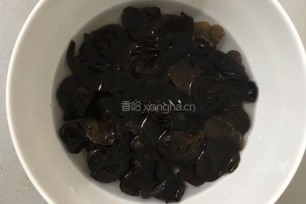 火腿木耳炒莴笋的做法图解1