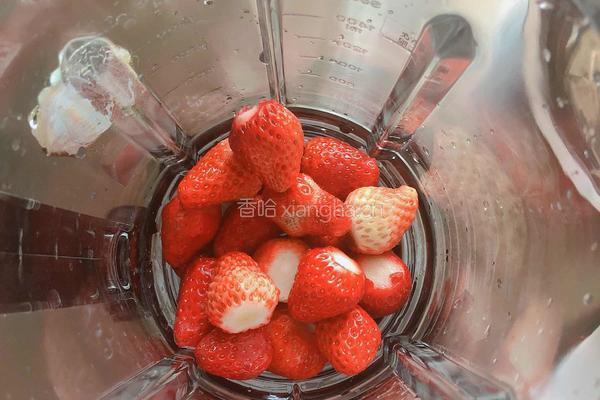 草莓黄桃酸奶奶昔（粉红佳人）的做法图解3