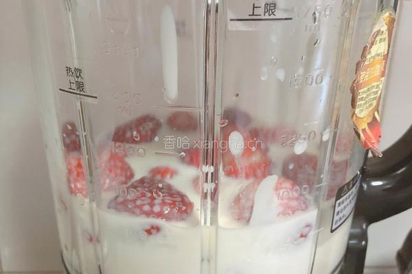 草莓黄桃酸奶奶昔（粉红佳人）的做法图解7