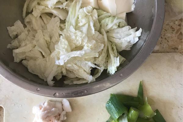 白菜粉丝豆腐汤的做法图解1