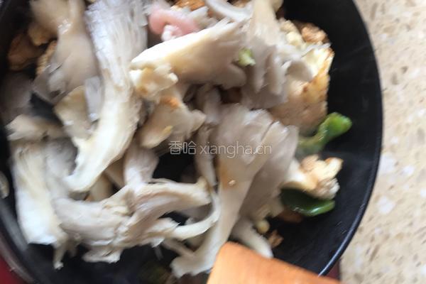 平菇炒花菜的做法图解6