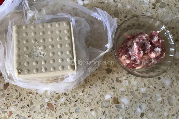 肉末炒豆渣的做法图解1