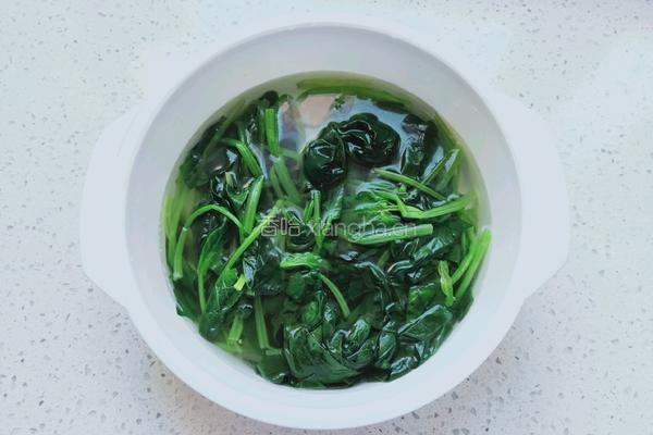 凉拌菠菜花生米的做法图解2