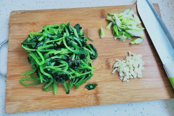 凉拌菠菜花生米的做法图解3