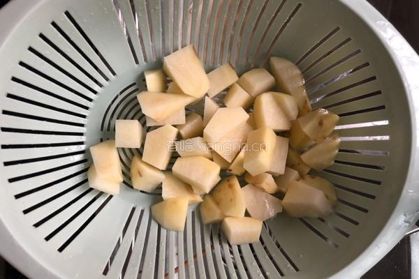 土豆炒鸡腿的做法图解2