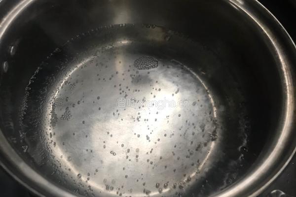 瓜子仁拌野芹菜梗的做法图解3