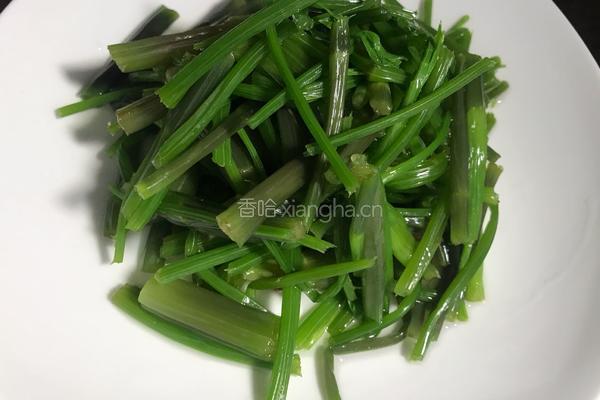 瓜子仁拌野芹菜梗的做法图解6