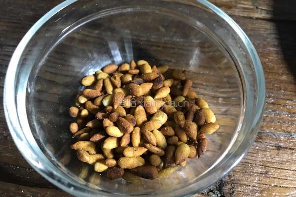 瓜子仁拌野芹菜梗的做法图解7