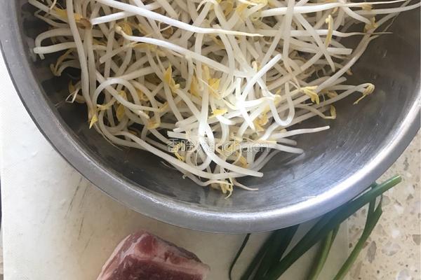 五花肉炒豆芽的做法图解1