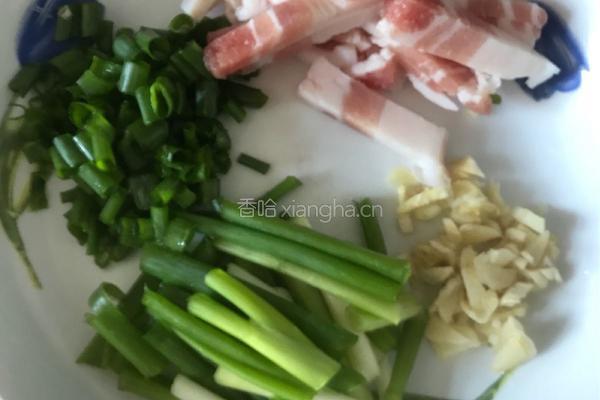 五花肉炒豆芽的做法图解2