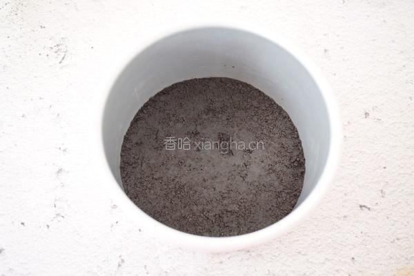 黑芝麻慕斯蛋糕的做法图解4