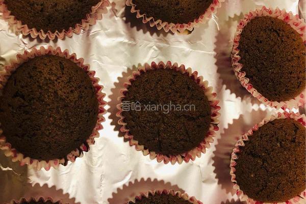 圣诞帽草莓杯子蛋糕的做法图解11