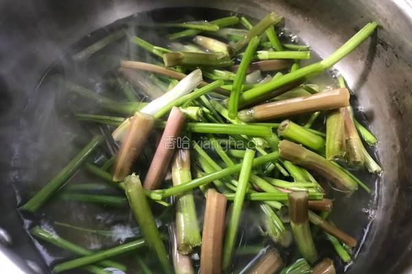 双椒炒野芹菜梗的做法图解4
