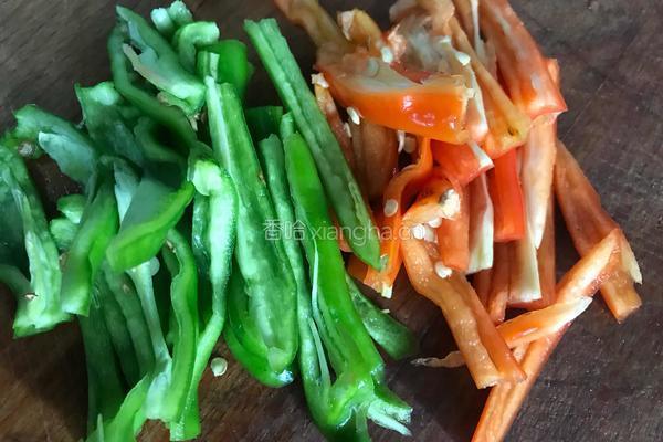 双椒炒野芹菜梗的做法图解6