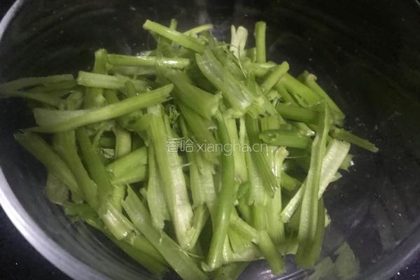 花生拌菠菜梗的做法图解3