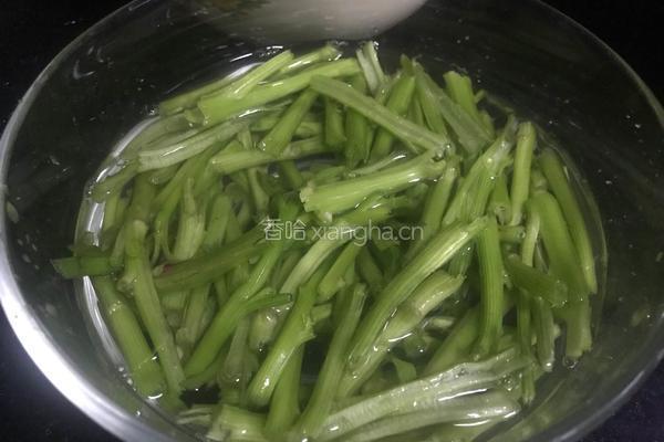 花生拌菠菜梗的做法图解4