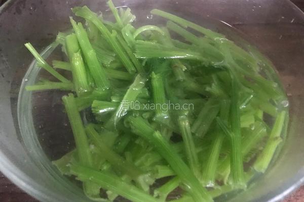 花生拌菠菜梗的做法图解15
