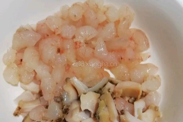 虾仁鲍鱼猪肉水饺的做法图解1