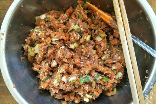 牛肉胡萝卜包子的做法图解1