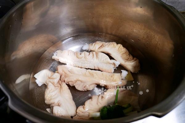 酸菜油豆腐烧肥肠的做法图解2
