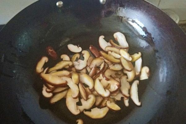 香菇炒洋葱的做法图解3