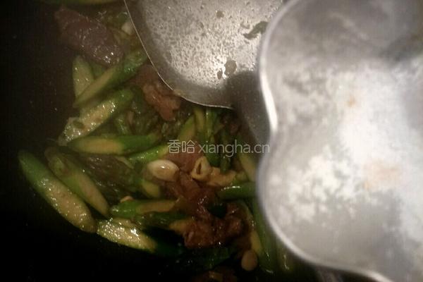 猪肉炒芦笋的做法图解7