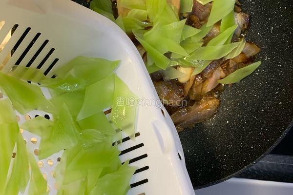 家常腊肉炒莴笋的做法图解7