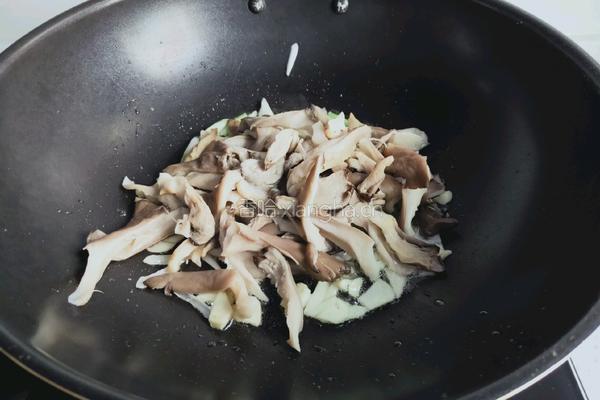 鲜蘑炒油菜的做法图解6