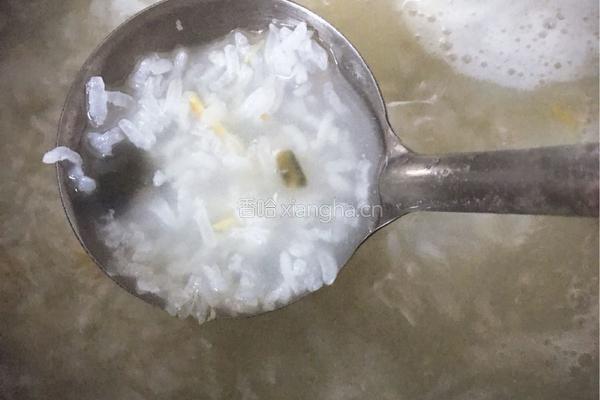 皮蛋瘦肉粥的做法图解2