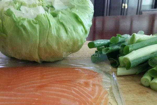 烟熏三文鱼香葱生菜卷的做法图解1