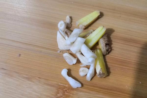 豆角炒肉的做法图解1
