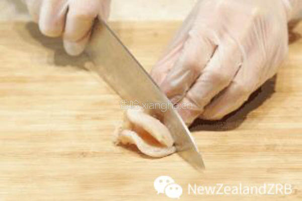 新西兰花胶筒子骨黄豆苦瓜汤的做法图解2