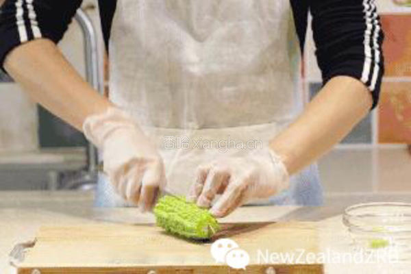 新西兰花胶筒子骨黄豆苦瓜汤的做法图解5