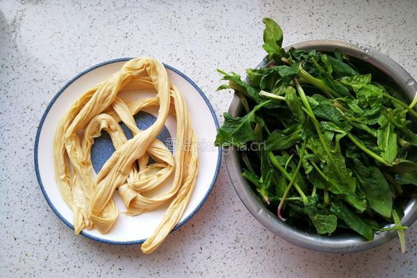 炝拌腐竹菠菜的做法图解1
