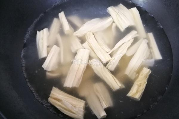 炝拌腐竹菠菜的做法图解3