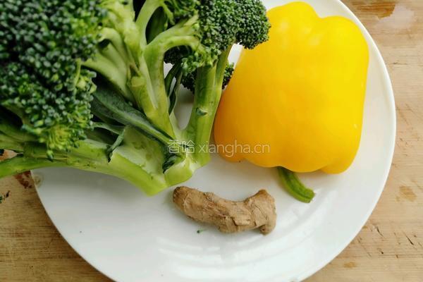 黄椒炒西兰花的做法图解1