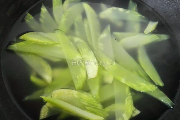 小炒莴苣的做法图解2