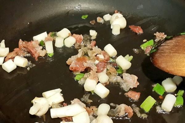 火腿菌菇丝瓜汤的做法图解4