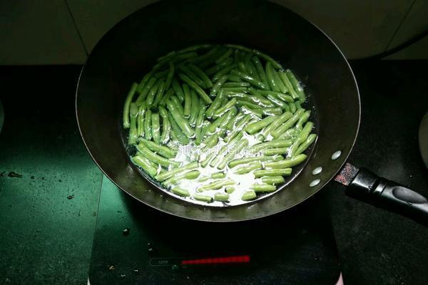 四季豆炒肉的做法图解3